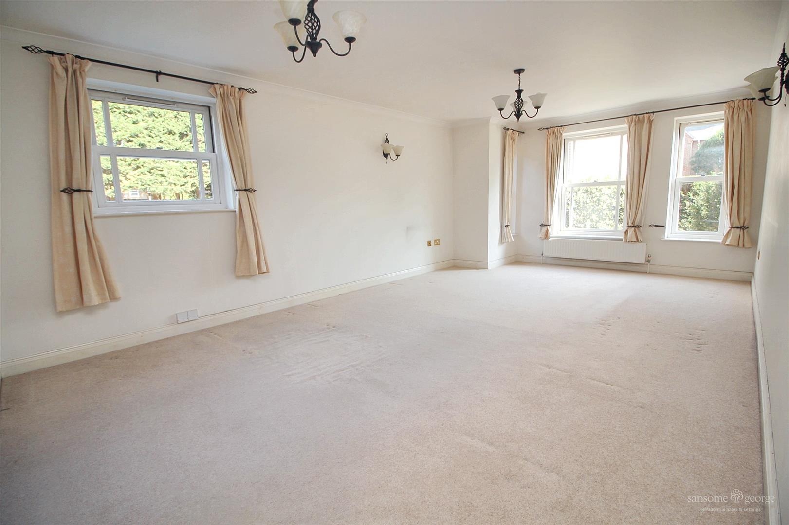 2 bed property in Parkhouse Lane, Reading